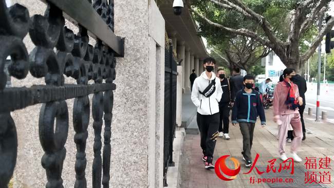 在廈門市公共場所內，大多數市民會自覺佩戴口罩。陳博攝