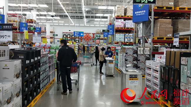 在廈門山姆會員店內，顧客和員工均佩戴口罩，沒有佩戴口罩的顧客被勒令不准進入超市。陳博攝