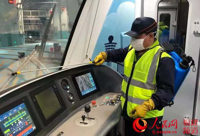 廈門地鐵組織人員對列車進行全面消毒。廈門地鐵供圖