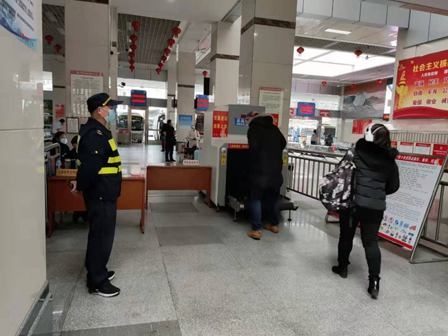 羅錦尚（左一）在武平縣客運汽車站執法巡查  鐘李君 攝