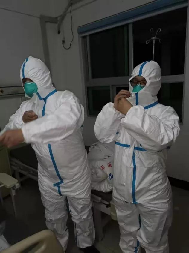医院工程师穿上隔离衣准备维修设备 晋江市医院供图