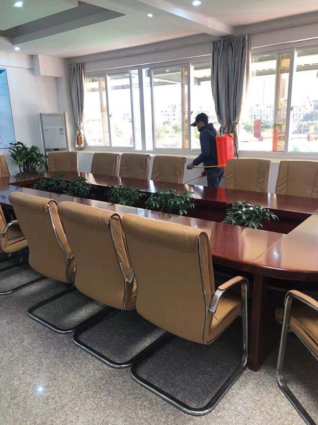 后勤人員對使用過的會議室進行消毒 李鳳攝