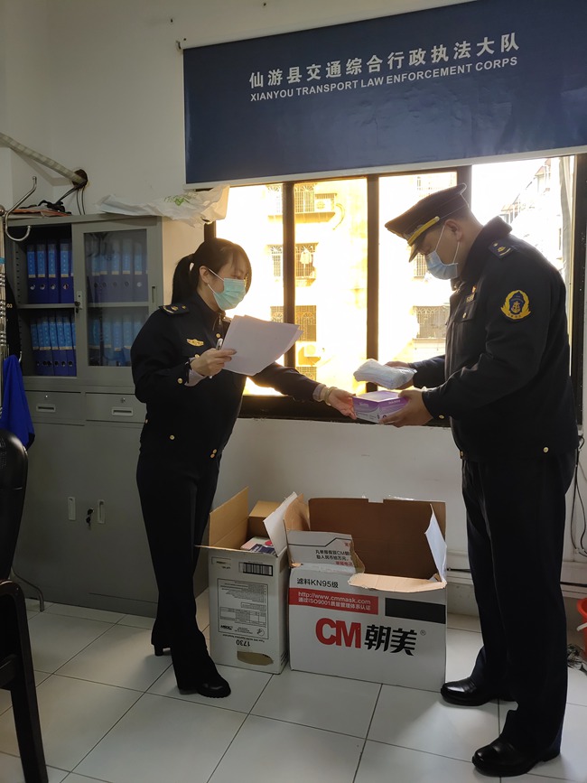 交通執法人員分發口罩等防護用品 陳奇凡攝
