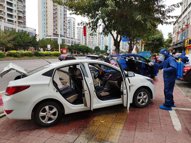 運管人員對網約車進行消毒 蔡愛峰攝