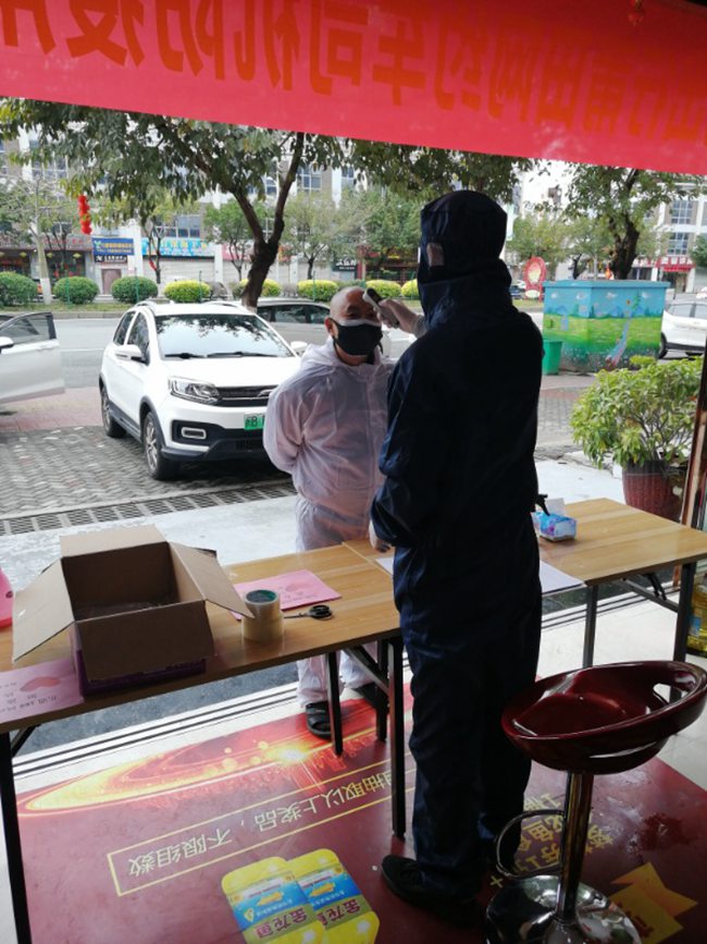 運管人員對網約車司機進行崗前體溫測量 蔡愛峰攝