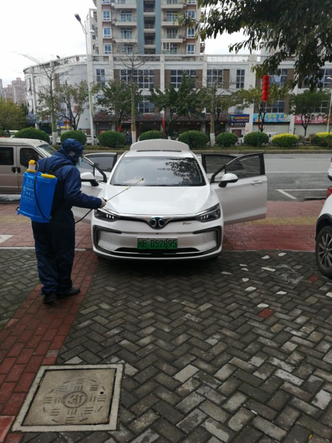 運管人員對網約車進行消毒 蔡愛峰攝