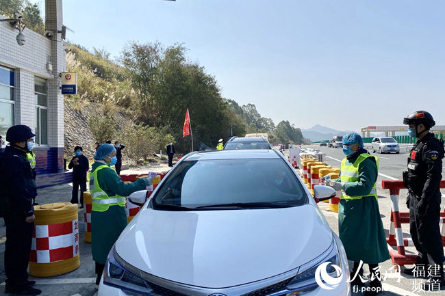 工作人員在長深高速武平閩粵交界省際公路檢查站檢查 鐘玲芳攝