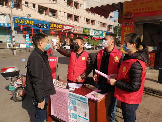 豐澤區華大街道南埔社區發動黨員志願者在重點出入口設卡防疫 豐澤區委組織部供圖