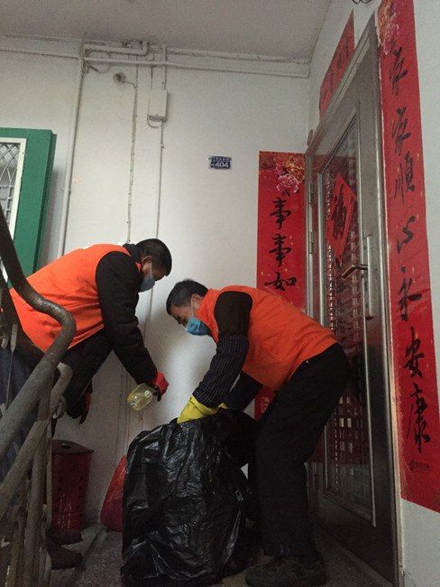 豐澤區社區黨員志願者幫助居家隔離對象處理垃圾 豐澤區委組織部供圖