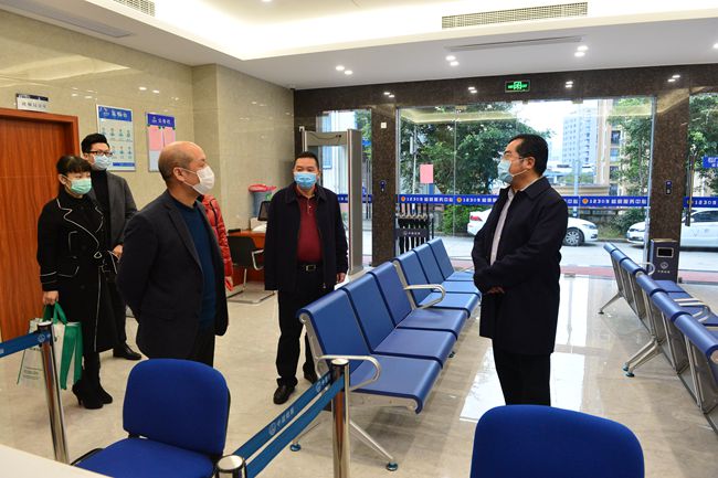 寧德市檢察院檢察長施忠華到窗口部門檢查指導防控工作。寧德市檢察院供圖