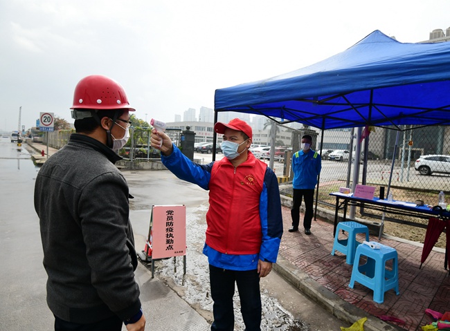 漳州招商局碼頭公司黨員防疫執勤點正在開展檢查。許小燕攝