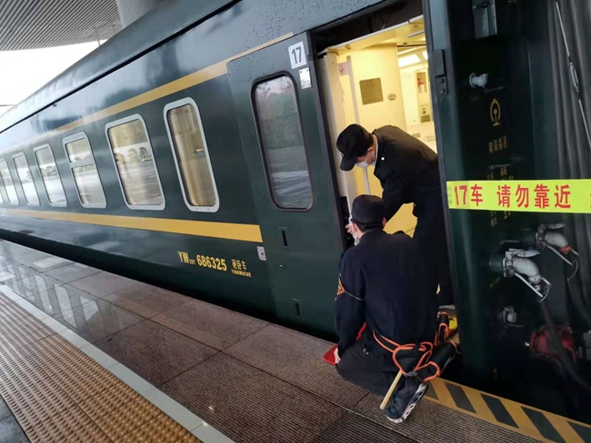 檢查列車始發前塞拉門狀態情況。 何衛東攝
