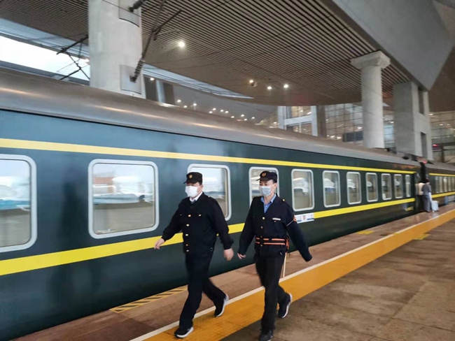 陳慶國在廈門北站和值乘車輛乘務員加強客車技術狀態檢查。 江能斌攝