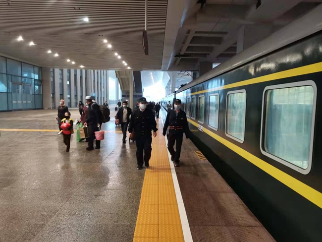 做好列車始發前車輛狀態巡視工作。 何衛東攝