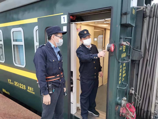 列車尾部標志燈事始發前狀態檢查。 江能斌攝