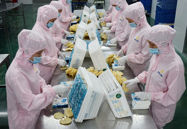 福建嘉榮食品有限公司裡工人們正在分裝產品。許小燕攝