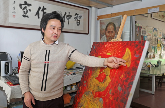 吳智仲創作油畫作品《勝利號角 萬眾一心》。方潔瑩攝