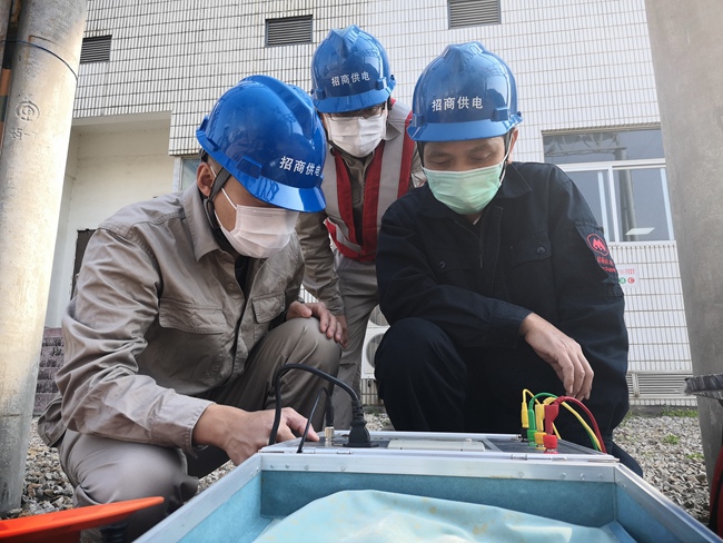 陳水順（右一）正在進行設備檢修。余麗霞攝