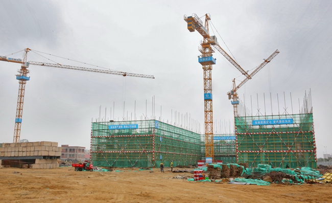 項目現場，施工作業有序進行。施靚妮攝