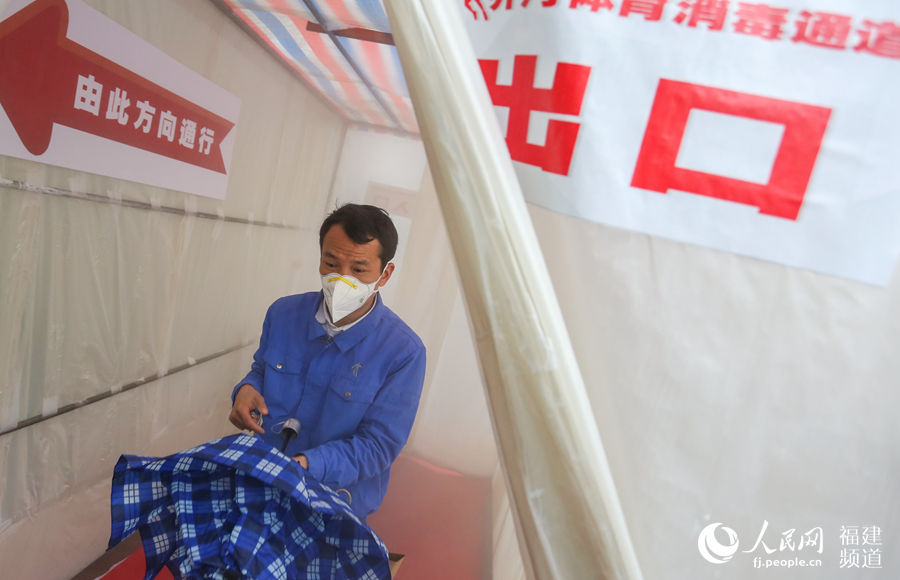 2月14日，福建晉江喬丹公司，員工進入廠區必需進經過消毒通道。 董嚴軍攝
