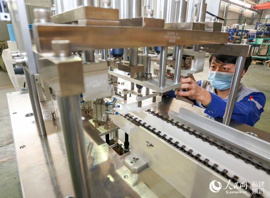 2月25日，福建晉江海納機械生產車間，工人在組裝口罩機。 董嚴軍攝