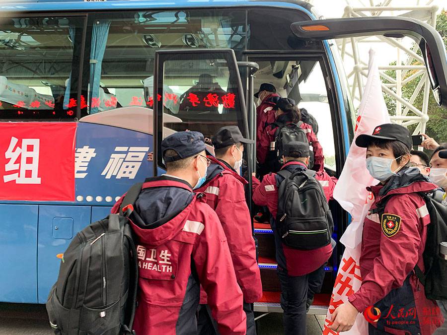 中國政府第三批赴意大利抗疫醫療專家組登車。 焦艷攝