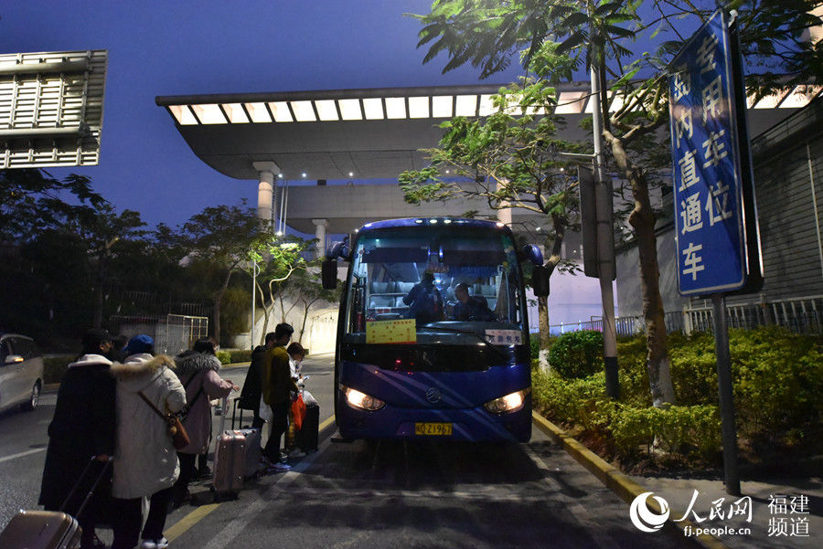 島內直通車與動車站接駁 余杉芳攝