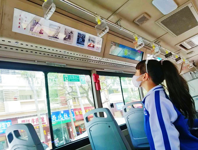小學生目不轉睛地欣賞著車廂裡的書畫作品。孫慧鴻攝