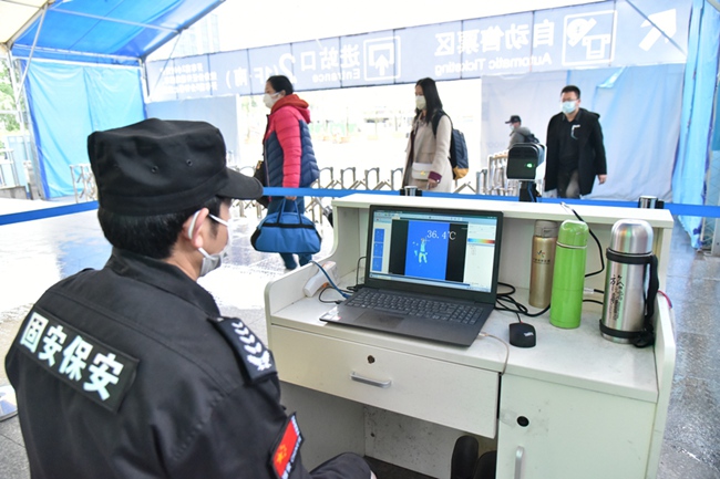 福州火車站進站口處，紅外線熱像儀對進站旅客進行體溫測量。江曲攝