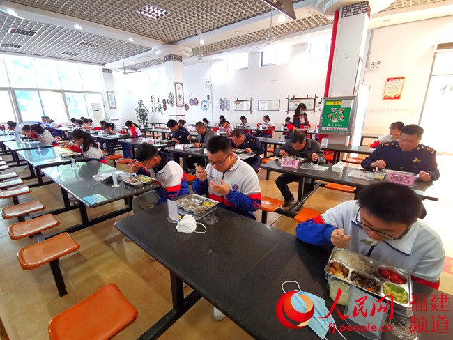 復學首日，同安一中高三學生在食堂吃了第一餐。同安區委宣傳部供圖