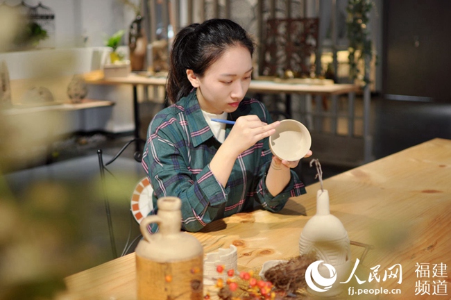 陳嫣跨專業考取陶瓷專業，畢業后傳承弘揚珠光青瓷文化。廈門市委宣傳部供圖