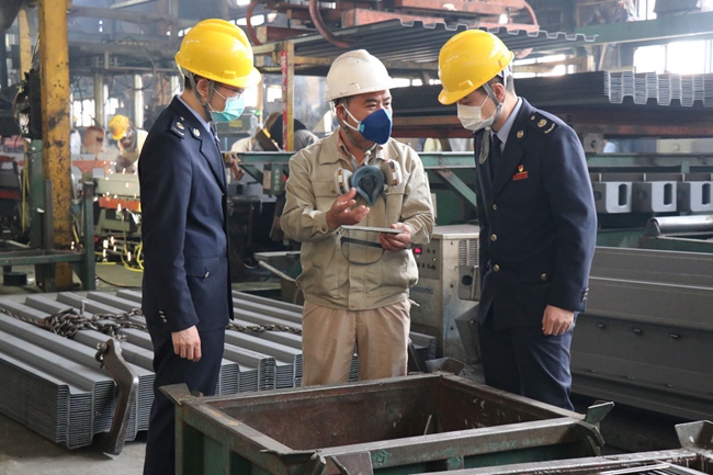 稅務局下企業助力復工復產。張麗華攝