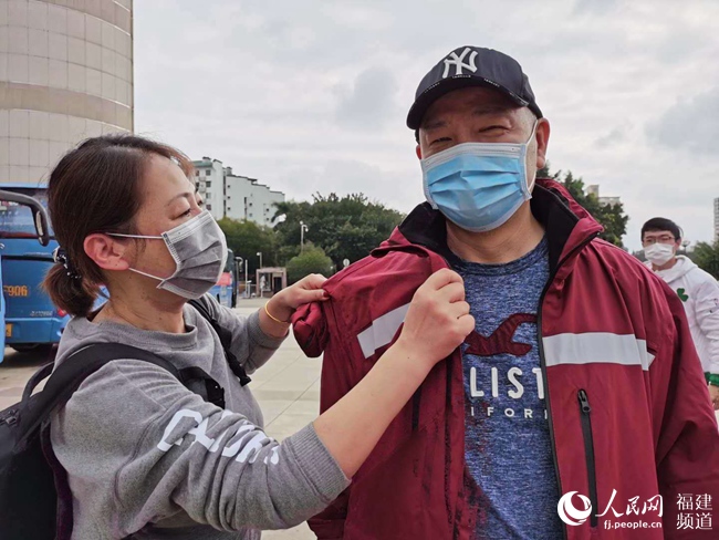 出發前，妻子幫李瑋整理衣服。福建省人民醫院供圖