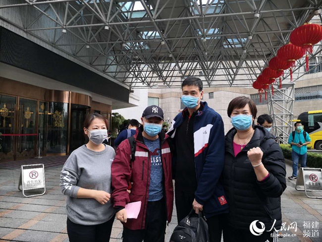 妻子和朋友送李瑋馳援武漢。 福建省人民醫院供圖