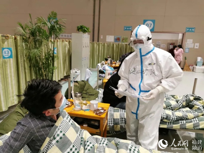 李瑋在方艙醫院病房與患者交流。 福建省人民醫院供圖