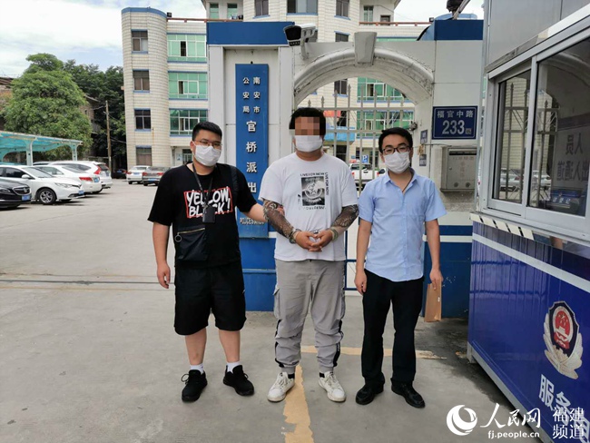 網上在逃嫌疑人“變身”快遞小哥送快遞至派出所被抓獲  南安市公安局供圖