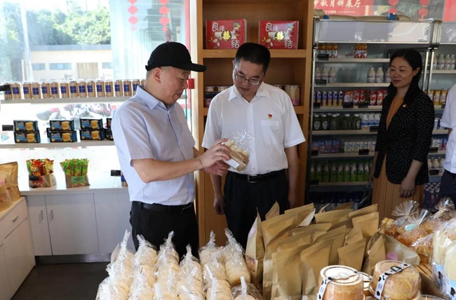 許志鵬檢察長(左二)走訪福建復茂食品有限公司。莆田市檢察院供圖