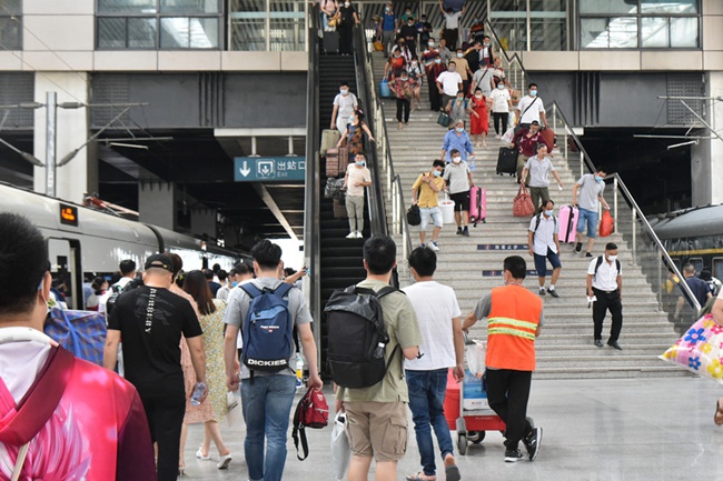 隨著假日臨近，福州火車站旅客流量較平日有較大增長。張貴鋒攝