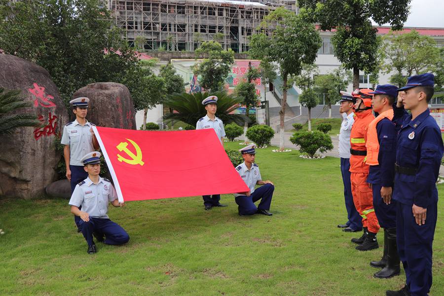 南平市森林消防支隊開展“為黨旗增輝，做應急先鋒”主題黨日活動。 南平市森林消防支隊攝