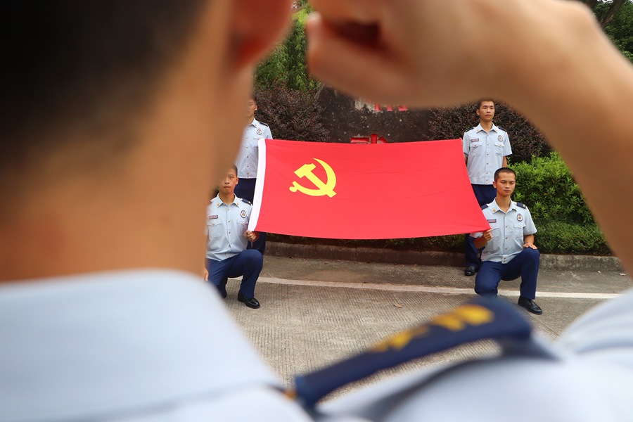 南平市森林消防支隊開展“為黨旗增輝，做應急先鋒”主題黨日活動。 南平市森林消防支隊攝
