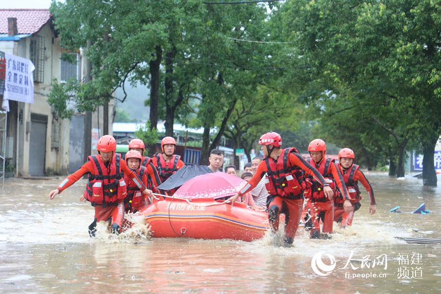 消防救援人員救出被困群眾。 福建省消防救援總隊供圖