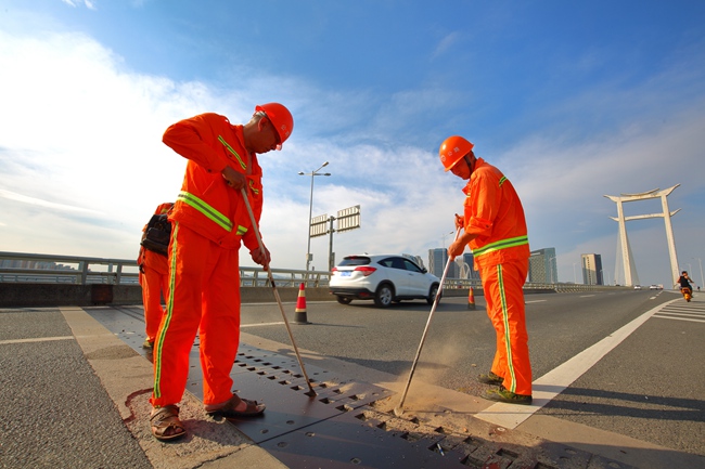高溫下養路工作業。蘇澤洪攝
