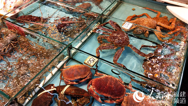 厦门第八市场售卖的龙虾和蟹类。人民网 陈博摄