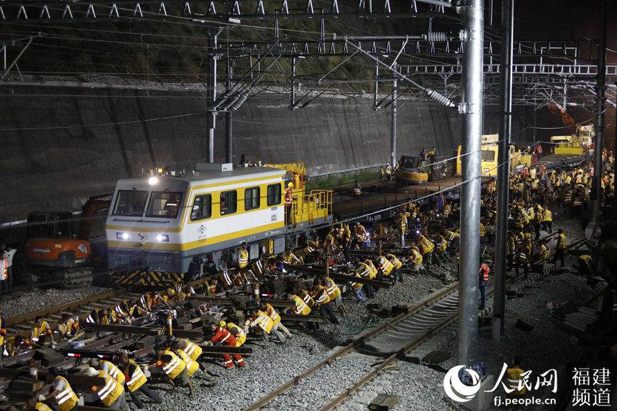 8月26日凌晨，施工人員正在進行福平鐵路引入福州南站軌道撥接作業。胡鵬 攝