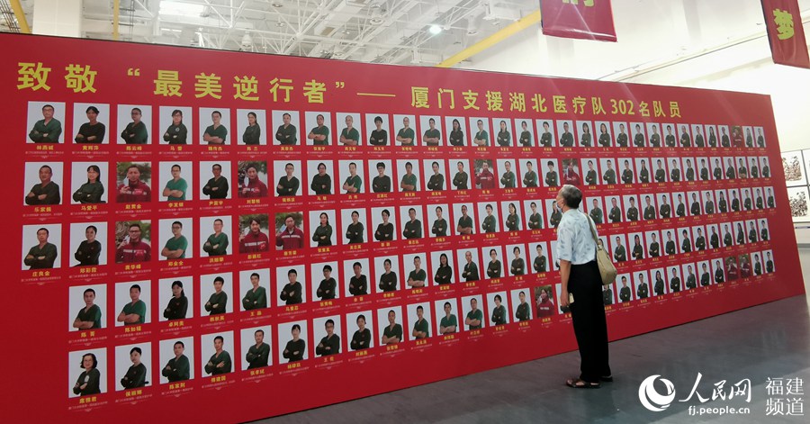 一位老人在“最美逆行者”照片牆前佇立凝視。 人民網 林盈攝