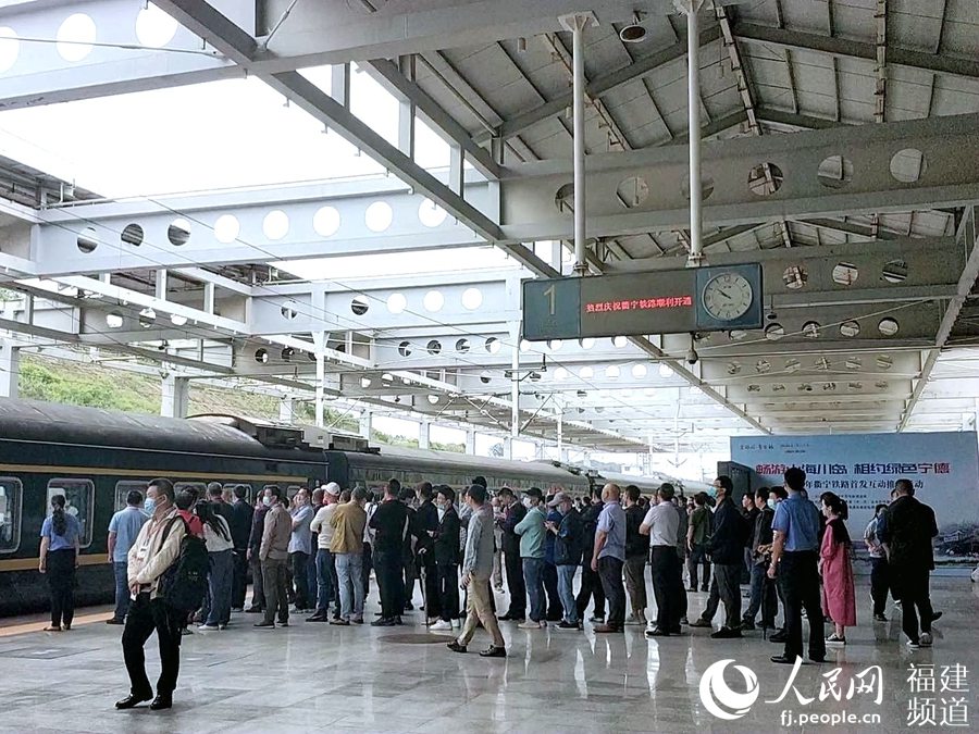 衢寧鐵路的首批乘客在排隊候車。王曉瑩攝