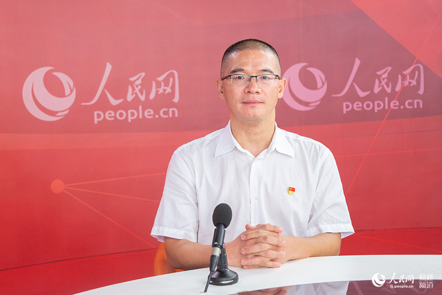 東南沿海鐵路福建有限責任公司副總經理周鑫做客人民網福建演播室。人民網 焦艷攝