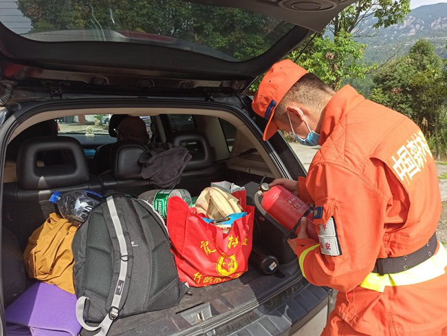 班長李杰龍在景區入口卡點對進入車輛進行火災隱患排查。陳俊偉攝