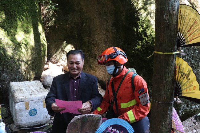 福安市森林消防大隊指戰員在景區休息點開展森林防火知識宣講。陳俊偉攝