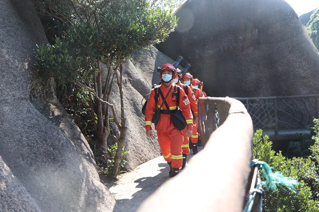福安市森林消防大隊指戰員在太姥山雲海棧道攜裝巡護。陳俊偉攝